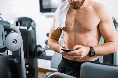 Spor salonu içinde sakallı güçlü adam