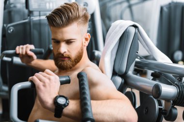 Aparatları üzerinde konsantre sakallı sportif adam