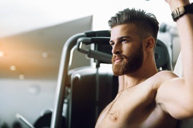 Spor salonunda kendine güvenen delikanlı