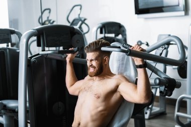 Spor salonunda öfkeli sakallı adam