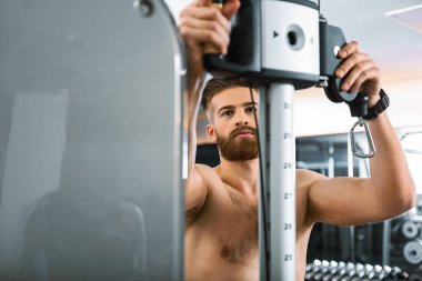 Sportif erkek spor salonunda konsantre