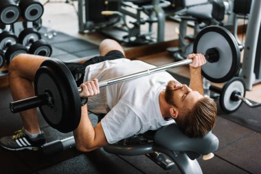 Spor salonunda sıkı güçlü adam