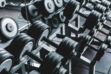 Raf üzerinde ağır küçük barbell