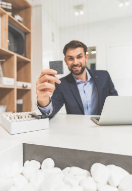 Mutlu erkek Haritayı Yardımcısı tasarım nesneleri gösterilen