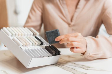 Tezgâhtar gösteren tasarım ürünler