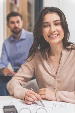 Neşeli Tasarımcısı onu iş zevk