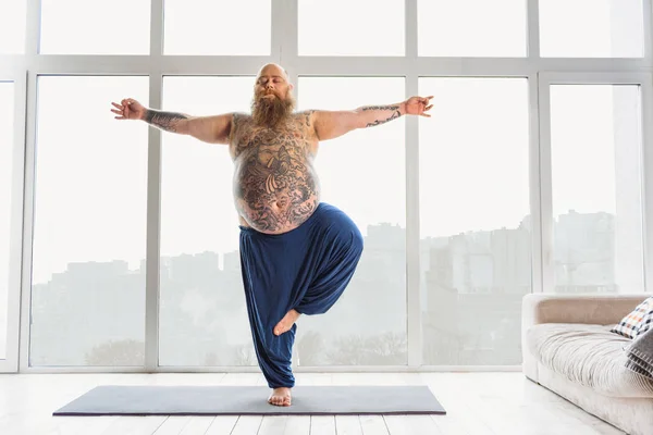 Homem gordo calmo relaxando com meditação — Fotografia de Stock