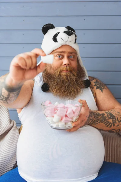 Engraçado homem gordo prefere comer pouco saudável — Fotografia de Stock