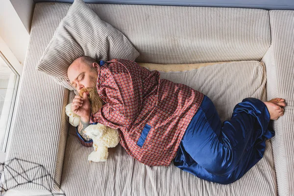 Gordo dormindo no sofá — Fotografia de Stock