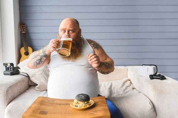 Gordinflón codicioso tragando bebida alcohólica — Foto de Stock