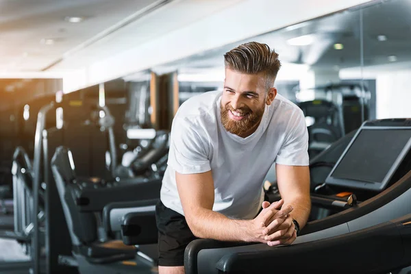 Щасливий усміхнений чоловік у спортзалі — стокове фото