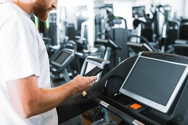 Bearded guy in gym at treadmill — Stock Photo, Image