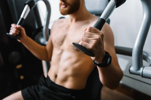 Bebaarde sportieve man in sportschool — Stockfoto