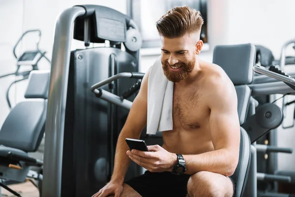 Usmívající se sportovní muž v tělocvičně — Stock fotografie