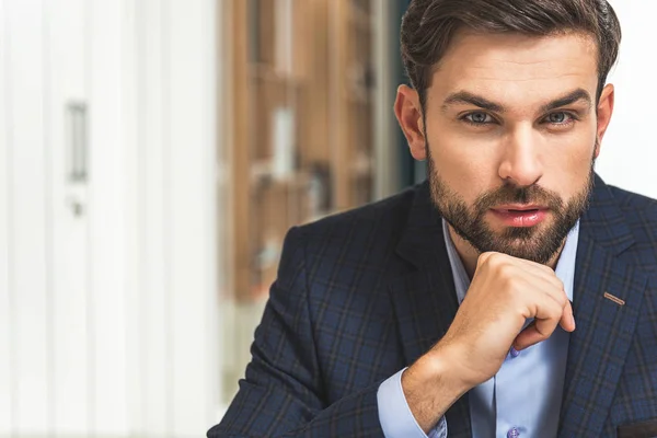 Selbstbewusster Geschäftsmann plant seine Arbeit — Stockfoto