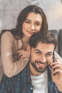 Güzel evli çift evde kucaklayan