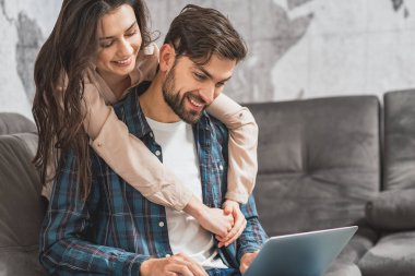 Sevgi dolu çift evde tarihi zevk