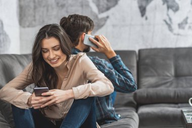 Erkek ve kadın gadget'lar ile eğlenceli