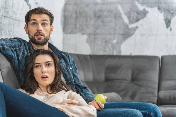 Sorpresa coppia divertente con tv a casa — Foto Stock