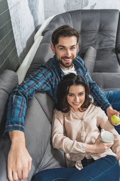 Mignon homme et femme se détendre dans le salon — Photo