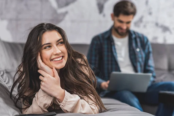 Dama de ensueño disfrutando del tiempo con el marido en casa — Foto de Stock