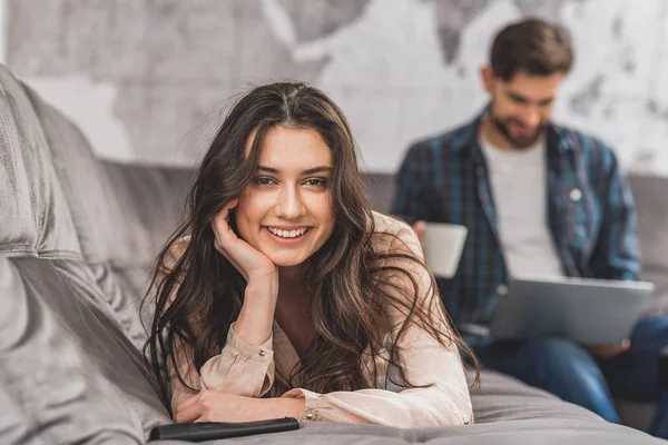 Feliz hombre y mujer relajándose en el sofá — Foto de Stock