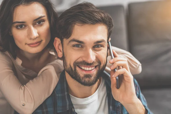 Gioiosa giovane famiglia che riposa a casa — Foto Stock