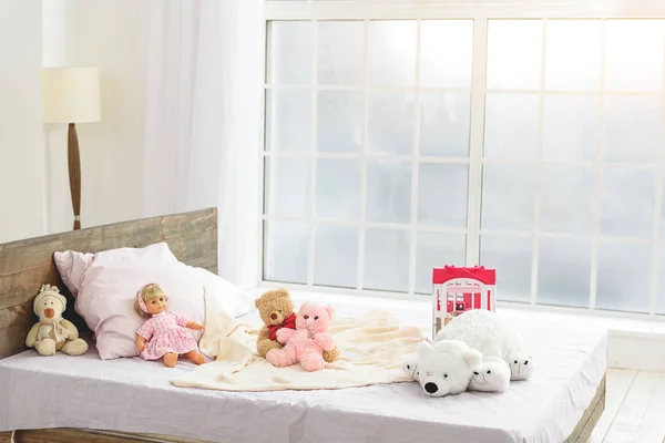 Bonitos juguetes para niños en el dormitorio — Foto de Stock