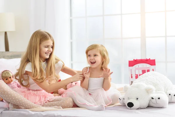 Hermanitas disfrutando del tiempo juntas en casa — Foto de Stock