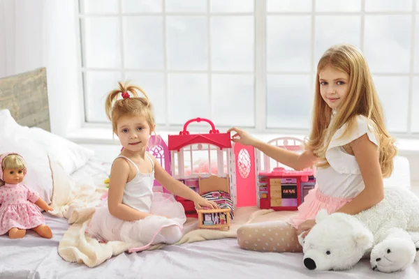 Chicas guapas disfrutando del juego con muñecas — Foto de Stock