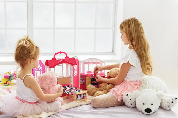 Roztomilý dvě sestry hrát s hračkami — Stock fotografie