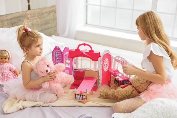 Feliz dos niños divirtiéndose con juguetes — Foto de Stock