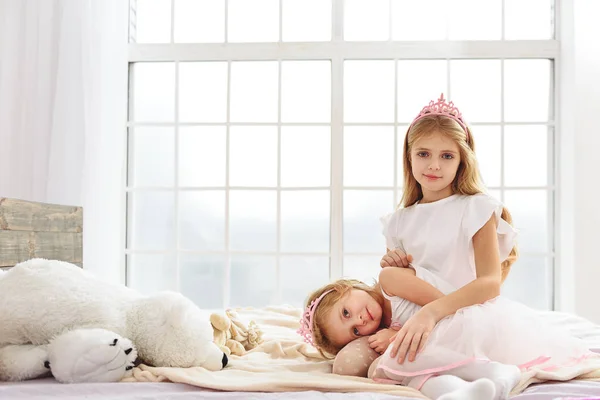 Krásné dvě princezny v pohodlí domova — Stock fotografie