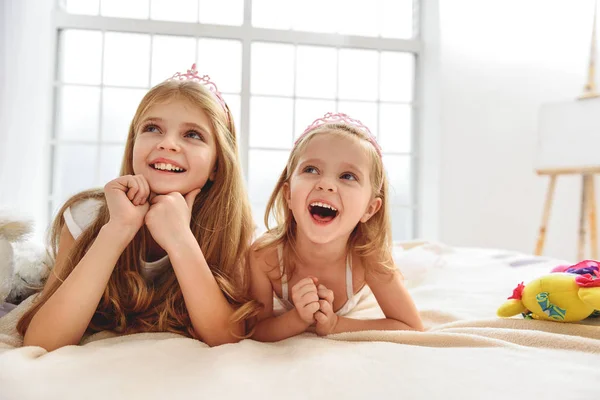 Hermanas lindas divirtiéndose en dormitorio —  Fotos de Stock