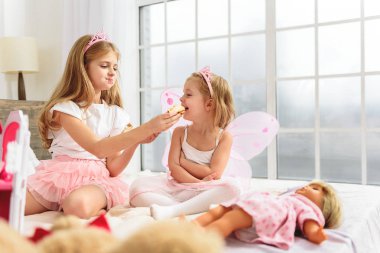 Tatlı yemek yeme neşeli iki Prenses