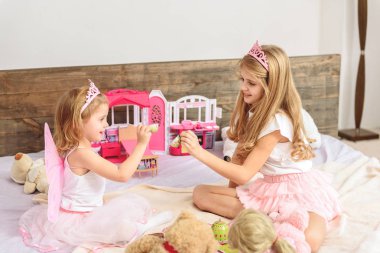 Mutlu kızlar eğleniyor topuz-mücadele