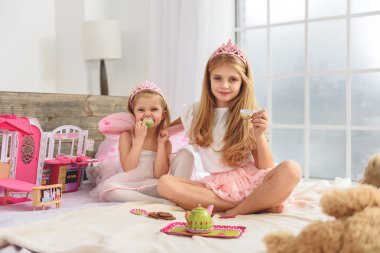 Dost iki kardeşler çay içiyor parti