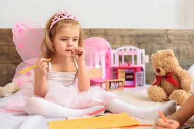 Çocuk evde resimleri oluşturma