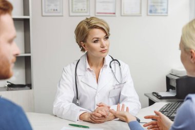 Onun işyerinde ciddi doktor