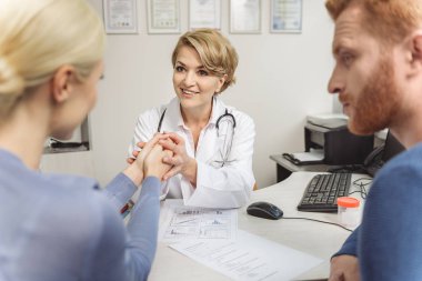 Kadın Doktor hastaya gülümseyen