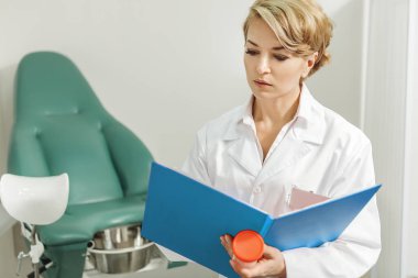 Kadın doktor bilgi bulmaya konsantre