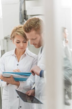 Birlikte çalışan ciddi konsantre doktorlar