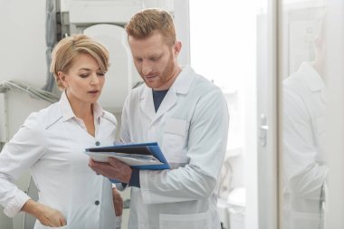 Birlikte çalışan meşgul tıbbi danışmanlar