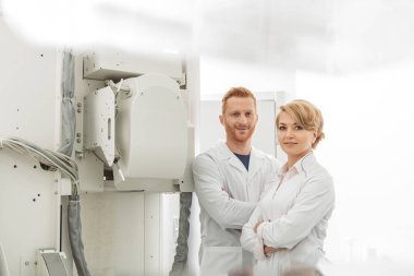 X-ışını odasında kendine güvenen doktorlar