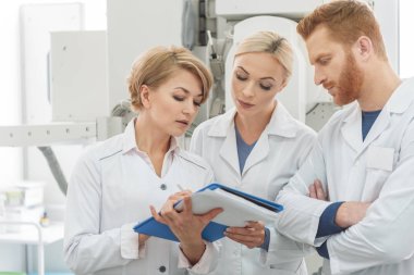 Ciddi doktorlar birbirleriyle danışın