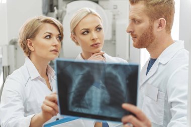 Ciddi doktorlar birbirleriyle danışmanlık