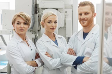 Özel odada kendine güvenen doktorlar