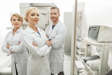 Mutlu tıbbi işçiler arasında ekipman gülümseyen