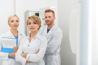 Gülümseyen doktorlar takım olarak çalışma