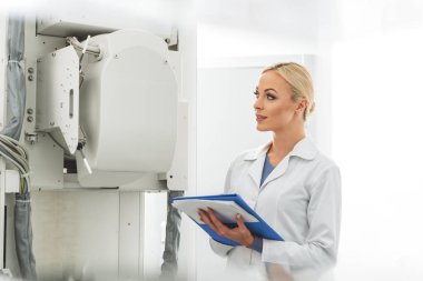 Tıbbi cihazların yakınında özenli kadın doktor
